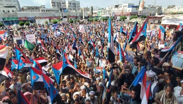 ساحة العروض تشهد حشوداً عارمة من أبناء الصبيحة الأبطال