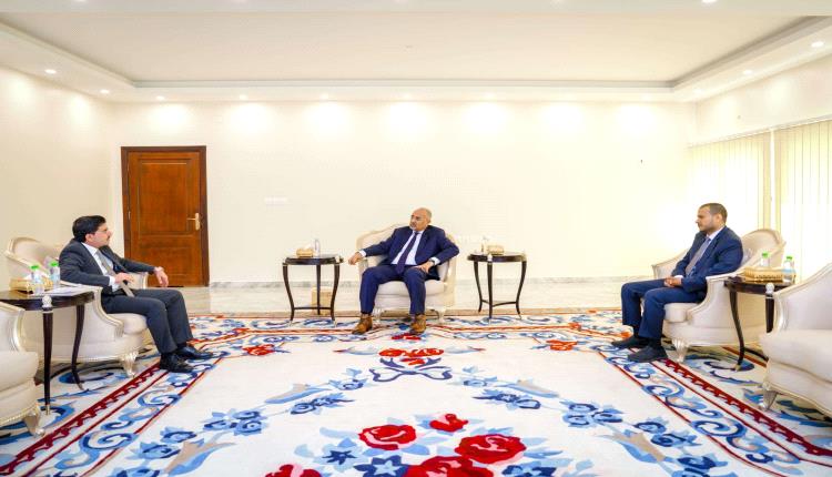 الرئيس الزُبيدي يشدد على تبنّي حلول 