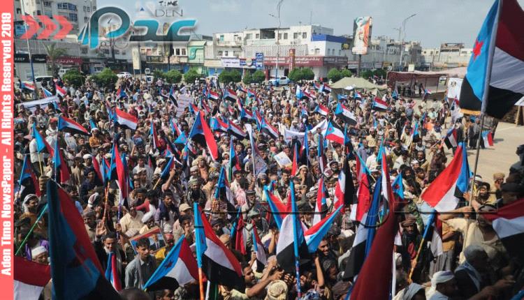 بالصور.. توافد قبائل الصبيحة إلى ساحة العروض للمطالبة بإعلان دولة الجنوب العربي
