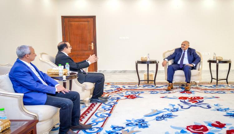 الرئيس الزُبيدي يوجه وزير الصحة بإيلاء اهتمام خاص لمستشفى سقطرى ويناقش خطط تأهيل الصداقة والجمهورية