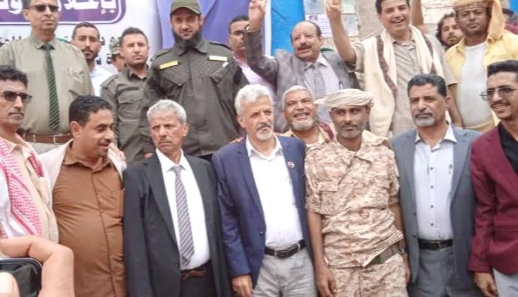 المحافظ التركي يُعلن تأييده لمطالب الجنوب من ساحة الاعتصام بالحوطة 