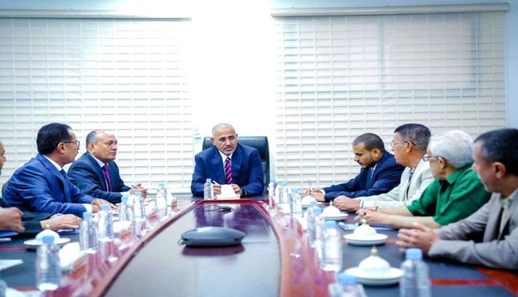 الرئيس الزُبيدي يوجه باتخاذ إجراءات رادعة بحق المخالفين للأسعار بما يسهم في حماية المواطنين وتحقيق الاستقرار الاقتصادي