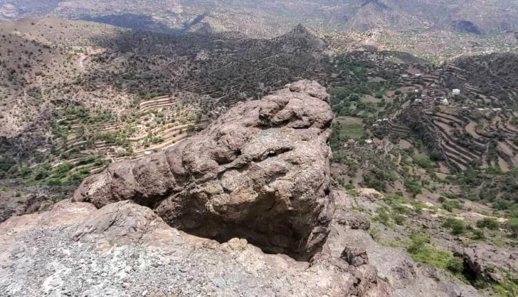 مناشدة عاجلة لإزالة الصخور الخطرة ببلاد أهل علي حمادة" بالازارق 