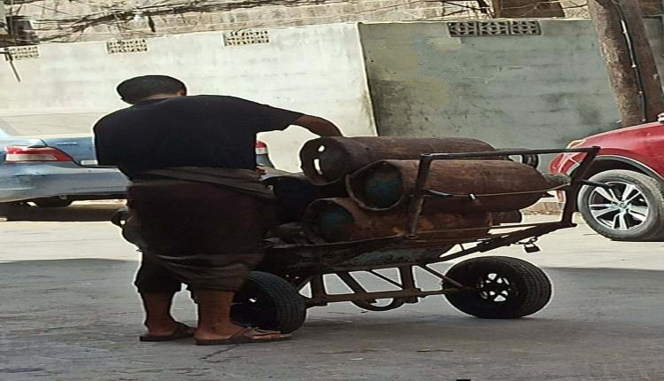 صورة مؤسفة بعدن...مواطن يحمل هم تعبئة اسطوانة غاز منزلي