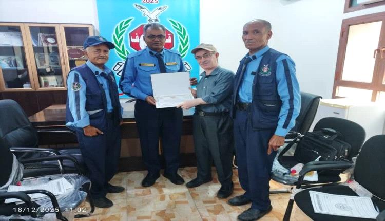 قيادة شرطة السير في عدن تحظى بتكريم المعهد الوطني للتقنين 