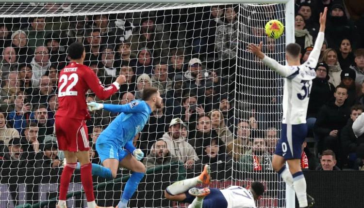 ليفربول ينجو من ريمونتادا توتنهام "المنقوص" بفوز مثير