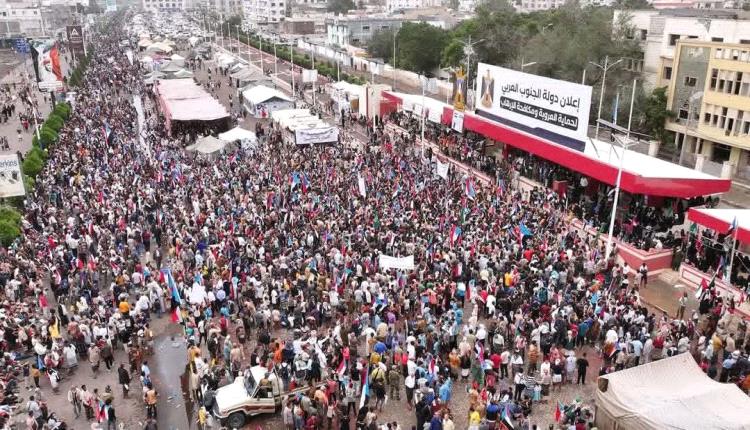صور - أكبر حشود جماهيرية في ساحة إلاعتصام بعدن تطالب بإعلان دولة الجنوب