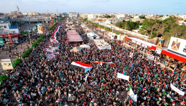 حشود غير مسبوقة في ساحة الاعتصام بالعاصمة عدن للمطالبة إعلان دولة الجنوب (تقرير مصور)