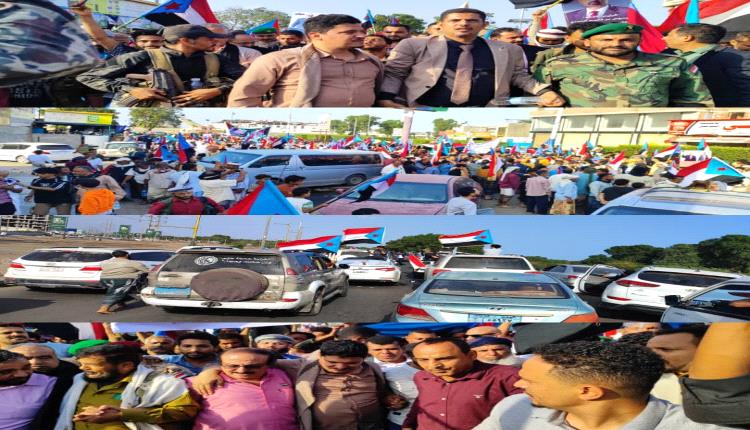 أبناء مديرية البريقة يتوافدون بكثافة إلى ساحة الاعتصام في عدن 