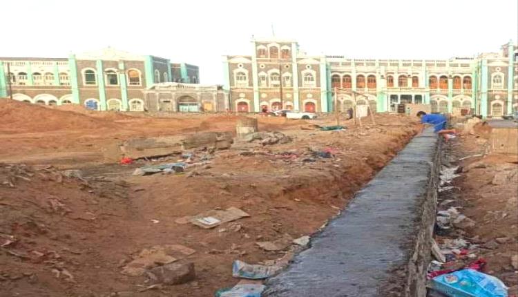 العمل يتواصل في مشروع تأهيل وتعشيب ملعب (الهوكي) في مديرية صيرة 