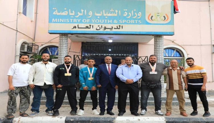 الخليفي يكرم المنتخب الوطني للقوة البدنية