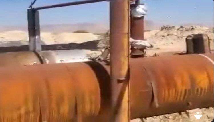 عاجل / ضبط محطات بدائية غير قانونية لتكرير النفط في الخشعة بحضرموت