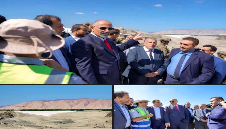 الرئيس الزُبيدي يتفقد تقدم الأعمال في مشروع سد حسان ويشيد بدور الإمارات في دعم التنمية 