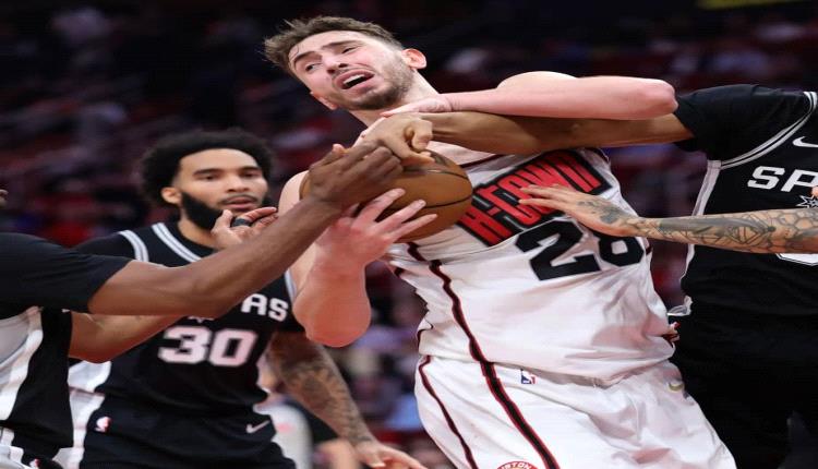 جونسون وكاسل يقودان انتقاضة سان أنتونيو سبيرز لاكتساح حامل لقب الـ إن بي إيه 