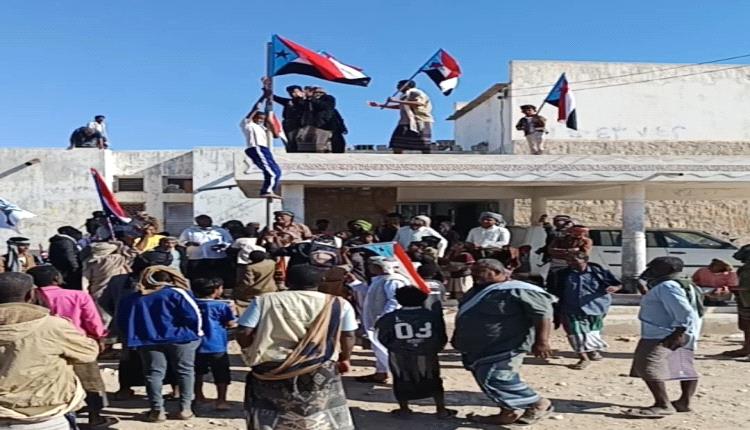 رفع أعلام الجنوب في ميفعة: تعزيز للروح الوطنية بقيادة الزبيدي 