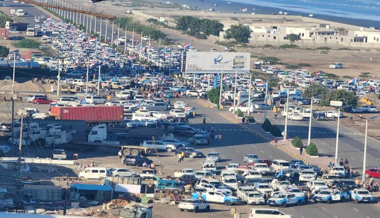 صور - حشود كبيرة في عدن لاستقبال موكب أبناء الضالع