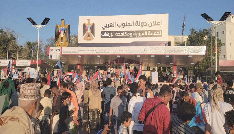 حشود من صبر والشيخ عثمان تصل ساحة الاعتصام بعدن دعمًا لمطالب إعلان دولة الجنوب 