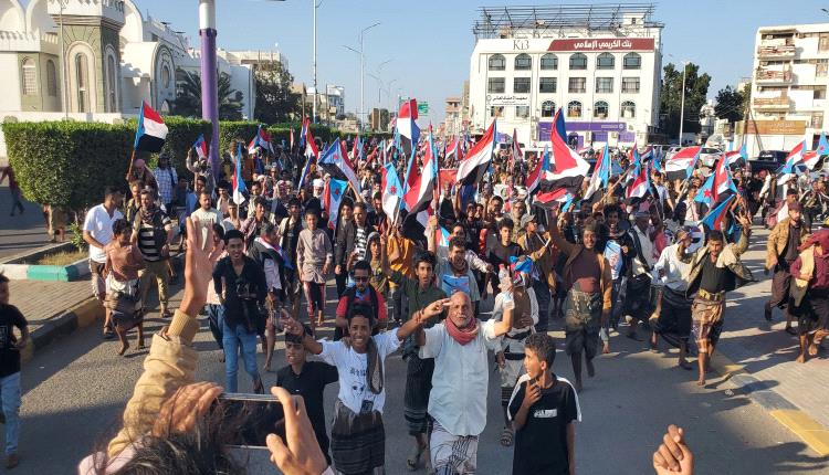 صور - موكب أبناء باكازم أبين يصل ساحة الاعتصام بعدن دعمًا لمطالب إعلان دولة الجنوب 