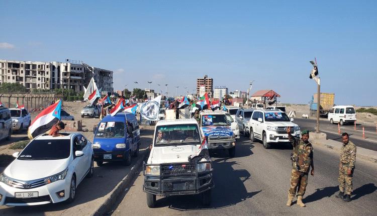 صور - موكب أبناء باكازم بأبين يصل مشارف عدن متجهًا إلى ساحة العروض 