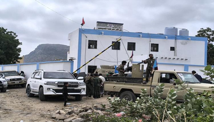 مدير أمن لحج يتسلَّم عددًا من أقسام الشرط بعد تأهيليها بدعم إماراتي