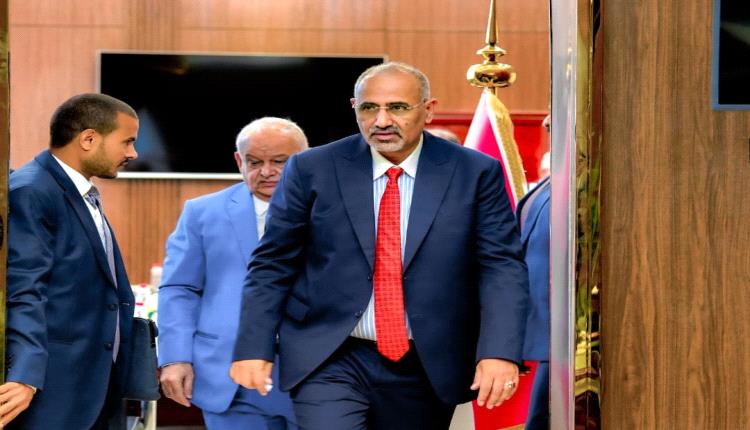 الرئيس الزُبيدي يتابع ملف الـ 17 ألف وظيفة والتسويات من قلب وزارة الخدمة المدنية 