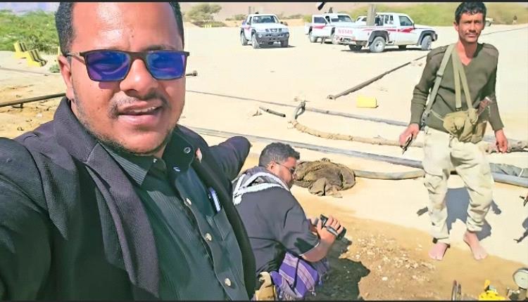 شاهد بالفيديو..  عمليات نهب واسعة للنفط عبر مصافٍ غير قانونية في صحراء الخشعة بحضرموت