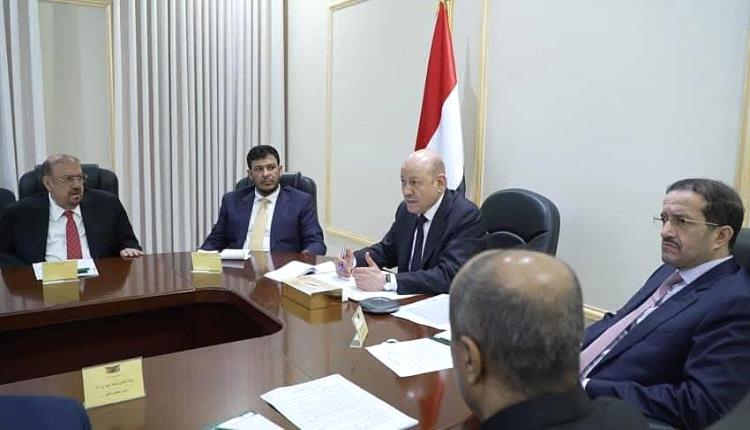 تناقضات رشاد العليمي بين حديث الملائكة وعمل الشياطين 