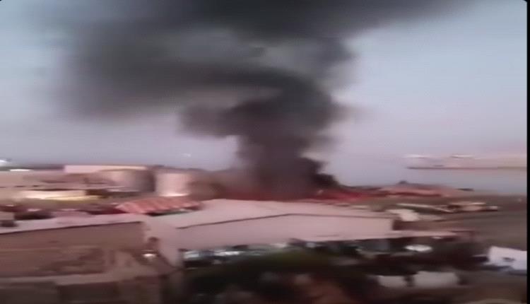 صادم .. صور وفيديوهات توثق حجم الدمار في ميناء المكلا واحتراق الخزانات 