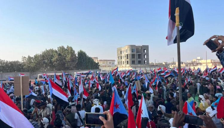 صور - بدء توافد الجماهير للمشاركة في فعالية المهرة دعماً لمطالب إعلان دولة الجنوب