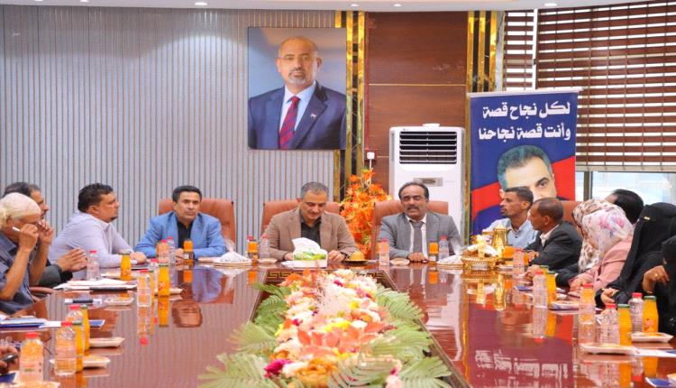 محافظ العاصمة عدن يفتتح حزمة مشاريع خدمية وتنموية في خور مكسر 