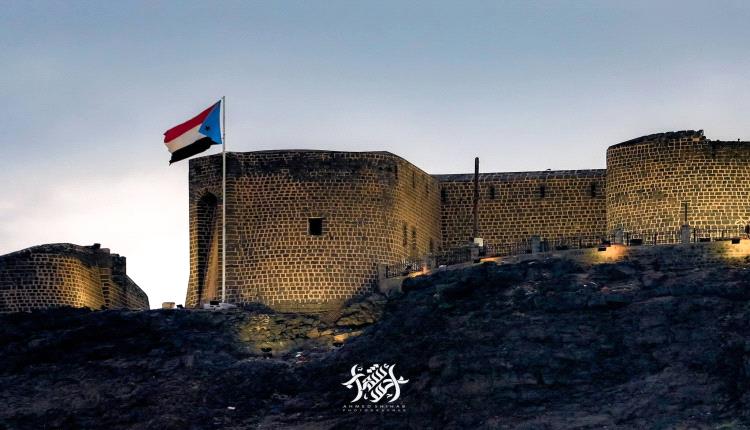 تمضي سنة وتبقى عدن واقفة مثل تاريخها
عصية على الانكسار