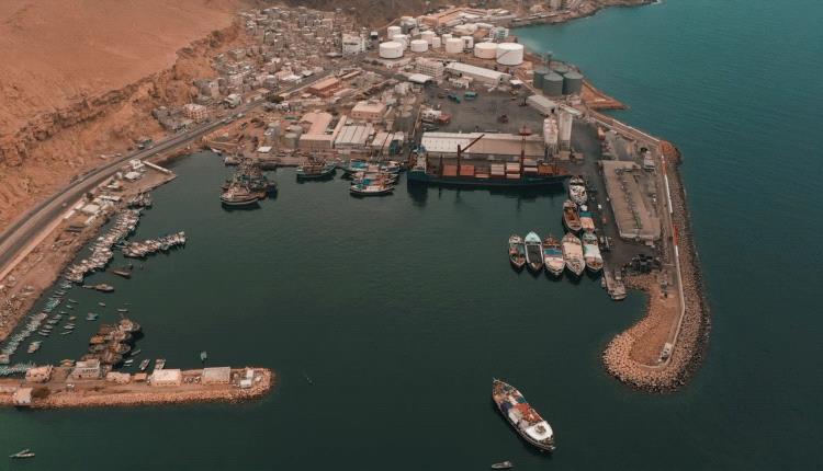 ميناء المكلا يستأنف نشاطه الملاحي والتجاري بشكل طبيعي 