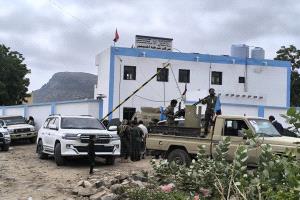 مدير أمن لحج يتسلَّم عددًا من أقسام الشرط بعد تأهيليها بدعم إماراتي