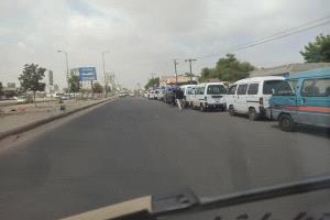 إزدحام المواطنين وباصات الأجرة الصغيرة للحصول على مادة الغاز بلحج