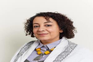 استقالة عضوة هيئة التشاور والمصالحة وتصرح : مسؤولية من يحملون صفة “الشرعية” هي إيقاف النار لا إشعالها