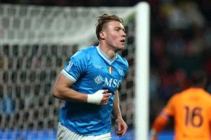 نابولي يطرد ميلان ويبلغ نهائي السوبر الإيطالي