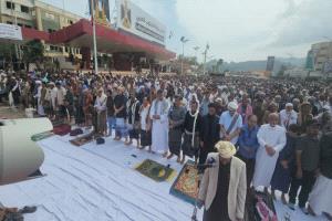 المحافظ لملس واللواء الشعيبي يتقدمان حشود جمعة الوفاء في العاصمة عدن 