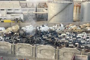 صادم .. صور وفيديوهات توثق حجم الدمار في ميناء المكلا واحتراق الخزانات 