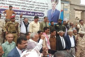 لحج.. المحافظ تركي ومدراء المكتب التنفيذي يزورون ساحة  الإعتصام بالحوطة