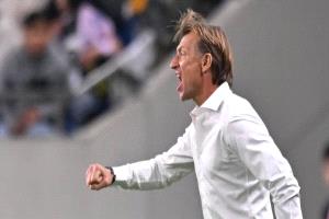 أنباء عن إقالة رينارد من تدريب المنتخب السعودي