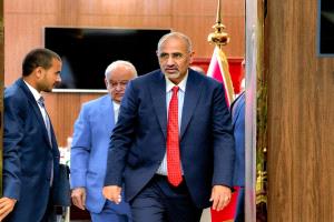 الرئيس الزُبيدي يتابع ملف الـ 17 ألف وظيفة والتسويات من قلب وزارة الخدمة المدنية