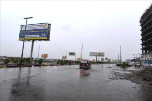 هطول أمطار متفاوتة على العاصمة عدن
