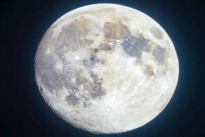 القمر شبه الكامل يزين سماء الليلة