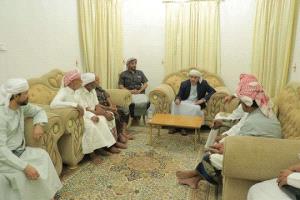 الكثيري يلتقي مشايخ العوامر لتعزيز الشراكة الأمنية في حضرموت 
