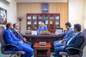 دلالات ورسائل زيارة الرئيس الزُبيدي الى وزارة الاعلام