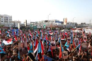 لليوم السادس عشر .. حشود جماهيرية في عدن تطالب بإعلان دولة الجنوب (صور)