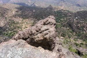 مناشدة عاجلة لإزالة الصخور الخطرة ببلاد أهل علي حمادة" بالازارق 