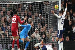 ليفربول ينجو من ريمونتادا توتنهام "المنقوص" بفوز مثير