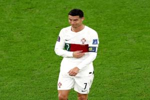 كريستيانو رونالدو يشعل الجدل بتصرفه المباغت في حفل جوائز TheBest