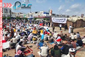 الآلاف يؤدون صلاة الجمعة في ساحة الاعتصام المفتوح بخور مكسر بالعاصمة عدن